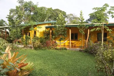 Image de New Romantic Suite with views - 2 minutes from the beach!