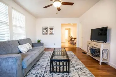 Image de Charming Riverside Retreat 1/1 - Near 5 Points #1
