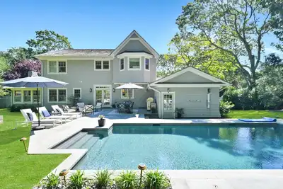 Image de Beautifully designed 4000 sq ft Hampton Traditional House, private pool, . . .