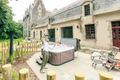 Image de Château historique avec jardin, spa et salle de sport, idéal pour séminaires ou séjours détente