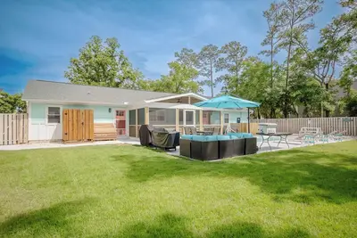 Image de Zaruba Beach: Modern Coastal Oasis with Private Backyard Pool