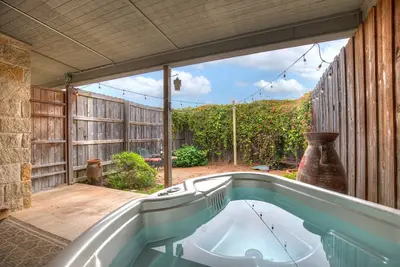 Image de Stunning Cottage with Hot Tub! -2 Min to Wineries!