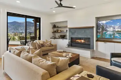 Image de Contemporary Home w/ Hot Tub + Firepit + Ski Shuttle - Chalet Breton