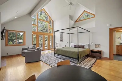 Sunriver Retreat with Master Deck, Bunks & Comfort