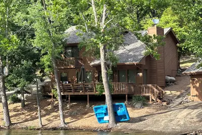 Image de Remodeled Ozarks Lakefront-Lilly pad, kayaks, Private dock slip & boat ramp.