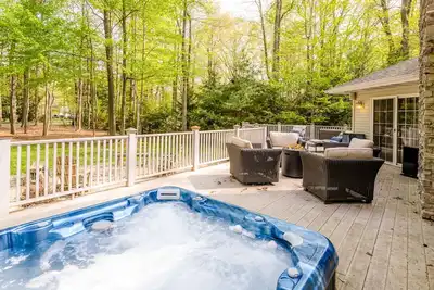 Image de Union Pier Home Walking Distance To Beach With Hot Tub!