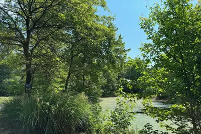 Image de Private Peaceful Nature Home with Pond near shopping center