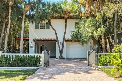 Image de Cozy corner beach house with pool- 1 block from beach!