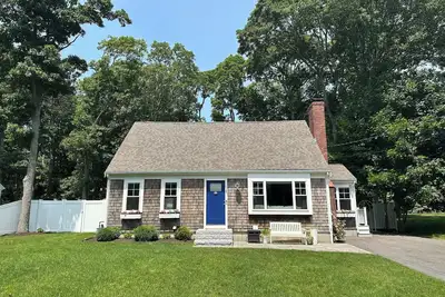 Image de 4br, new basement reno, water views, fenced in yard, community beach access!