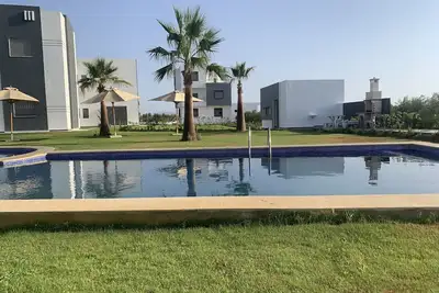 Image de Superbe app. moderne, richement meublé, vue sur piscine, jardin gazoné montagne