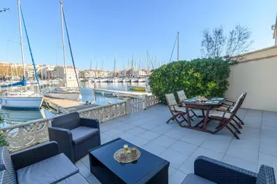 Image de Marina avec vue imprenable sur le port et les bateaux