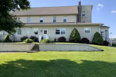 Image de Conveniently located country in law suite.