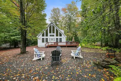 Image de Chalet w/ firepit, deck, Bbq, fireplace, Wi-Fi, Ac, close to waterparks, skiing