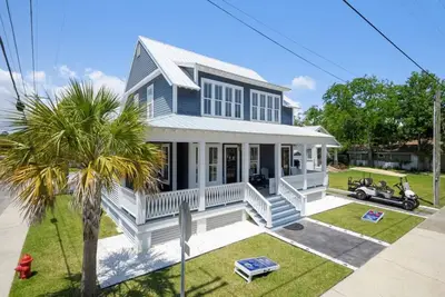 Image de Luxury Coastal Retreat | Sleeps 8 | Private Pool | Walk to the Beach!