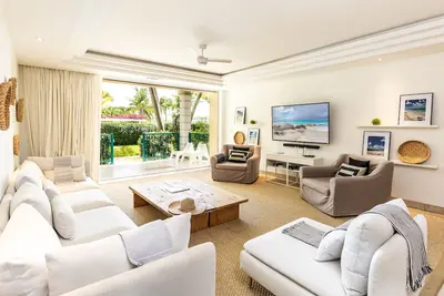 Image de Yacht Club D4 - Waters Edge Poolside Condo - Walk to Grace Bay Beach, Dining.