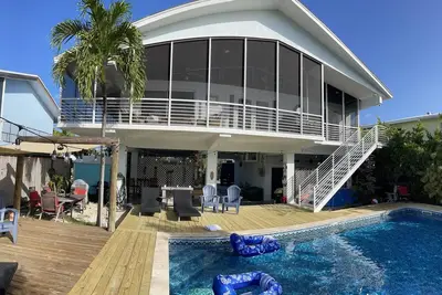 Image de Keys Waterfront House with large pool 30' Dock w/ 50 Amp power 10% off Nov-Feb