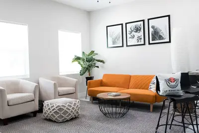 Image de Spacious modern home, mins from downtown!