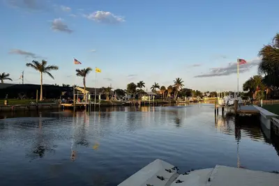Image de Gorgeous waterfront home!