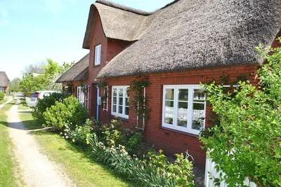 Image de Üülen Hüs - Detached Frisian house with beautiful large garden.