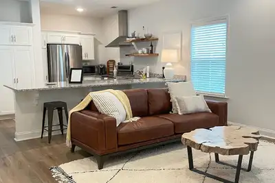 Image de Condo located downtown Aiken that's only a 5-minute walk to the Alley!