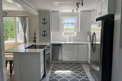 Image de New Silver Beach Cottage just a short walk to association beach and harbor!