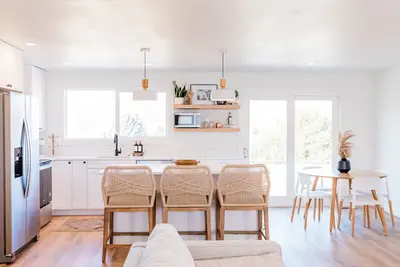 Image de New! Recently remodeled. Bright and Trendy home. Fully stocked!
