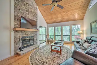 Image de Scenic Sapphire Condo w/ Deck + Gas Grill!