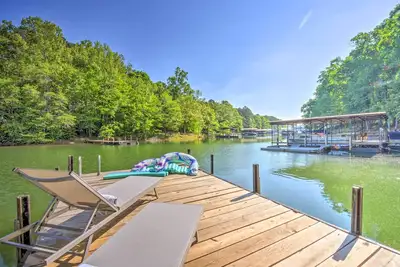 Image de Lakefront Townville Gem w/ Boat Dock & Kayaks
