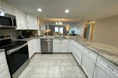 Image de Breakers East 103-Gulf Front 2br/2ba-Covered Parking Beach setup included