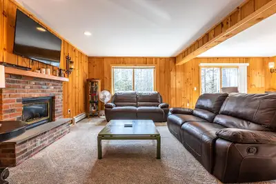 Image de Cozy Vermont Summer House, Backyard & Firepit- 5 Min to Mt Snow- Spacious 4br!