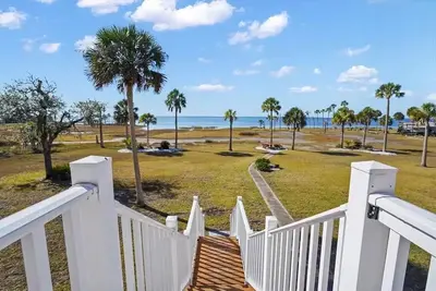 Image de 3 Bed/3. 5 Bath Bay Front Townhome! Just Across the Bay from Cape San Blas