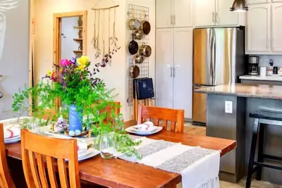 Image de Artisan Boho, Equine Too, Farm Fresh Eggs, Spa, Vino & Views!