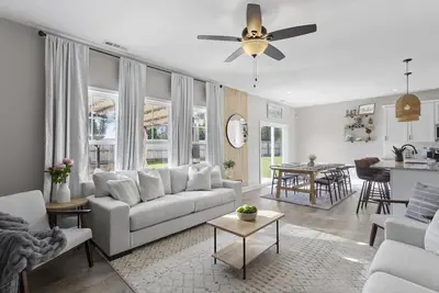 Image de ✨Modern 3 Bedroom W/ Plenty Amenities To Enjoy! ✨