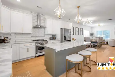 Image de Hot Tub | Close to Downtown | Game Room | Fire Pit
