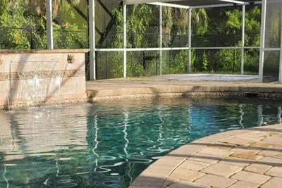 Image de Sunny 3 Bedroom Home with Enclosed Heated Private Salt Water Pool