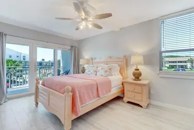 Image de Ketch Courtyard Condo | Oceanview Balcony | Pool | Steps from the Beach