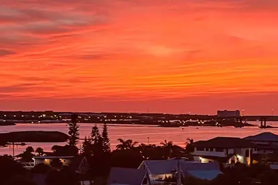 Image de 3 min walk to beach! Ocean and river views. Great sunsets! Updated 2 br 2ba