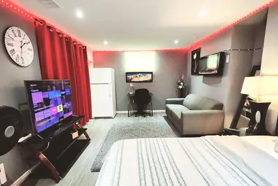 Image de Staycation Studio Apartment: full kitchen, washroom, and Free parking