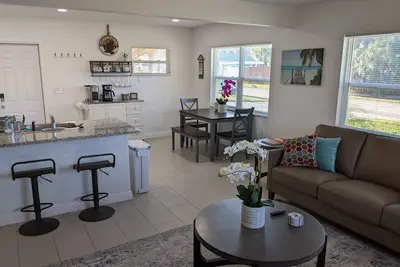 Image de Perfect Beach Location - Spacious, Modern Cottage