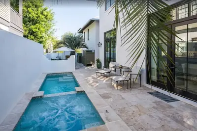 Image de 92 East Water Street | 4 Bedroom with Pool & Hot Tub!