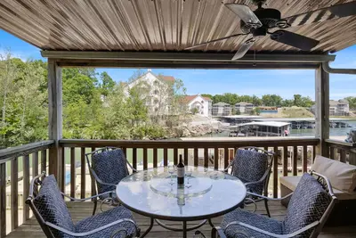 Image de Cozy Haven Lakefront Condo with Indoor Pool/HotTub/Boat Slip