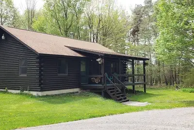 Image de Enjoy the outdoors in this cozy Log Home on top of hill