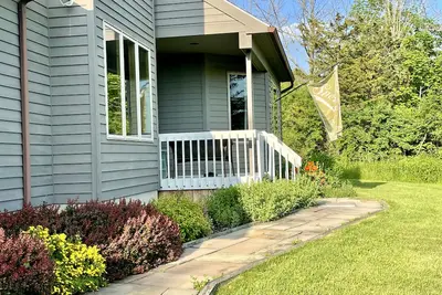 Welcoming retreat close to Cornell, Ithaca College, and Cayuga Lake