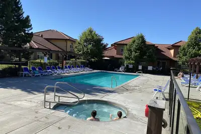 Image de Poolside Townhome Steps from Lake