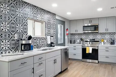 Image de 30+ Days, Dog Friendly, Playground, Covered Parking, Hot Tub, Huge Yard.