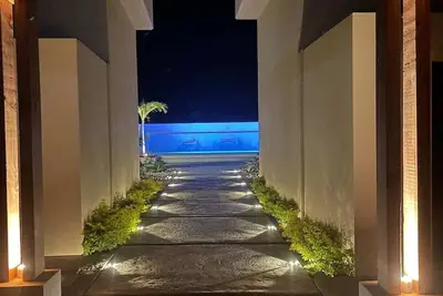 Image de Brand New Modern 1 bedroom - An oasis by the Sea