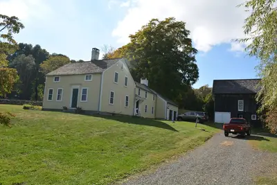 Image de Large family compound, guest house, barn, pool on 13 acres