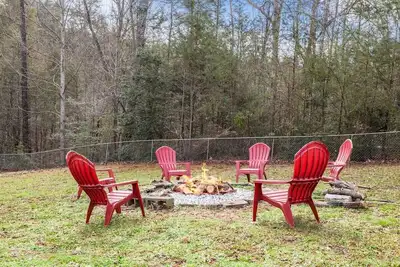 Image de Star-themed 3 bedroom:yard+firepit+covered deck+neon bunk room+view of night sky