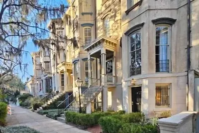 Image de Historic Townhome and Carriage House w/Garage. Steps to Forsyth Park! Sleeps 12.