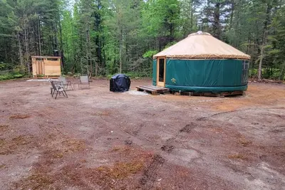 Image de Ava Jade yurt nestled in the woods of Brownfield, Maine